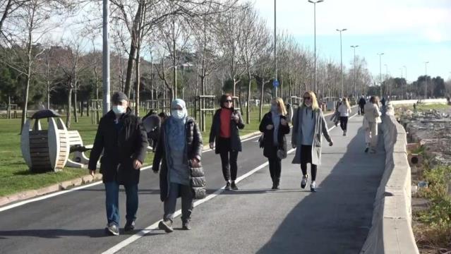 Güzel havayı gören İstanbullular sokağa çıkma kısıtlamasında Caddebostan'a akın etti