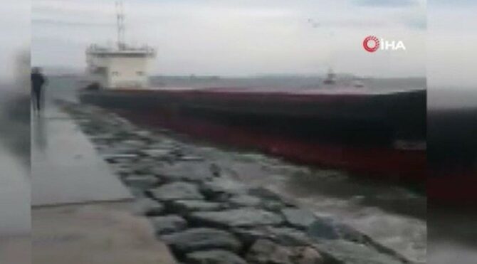 Hacizli gemi fırtınada sürüklenerek karaya oturdu