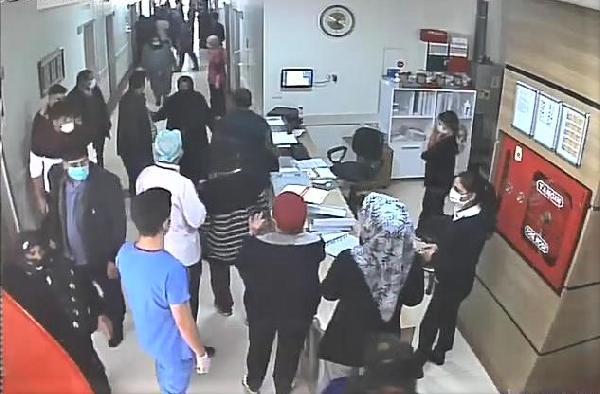 Hastanede korona tedbirlerini hatırlatan güvenlik görevlisini 20 kişi dövdü! Dehşet anları kamerada
