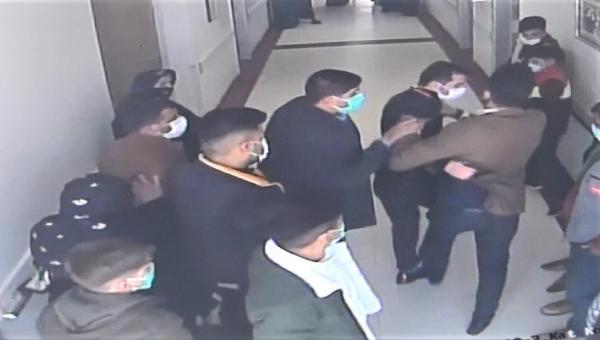 Hastanede korona tedbirlerini hatırlatan güvenlik görevlisini 20 kişi dövdü! Dehşet anları kamerada