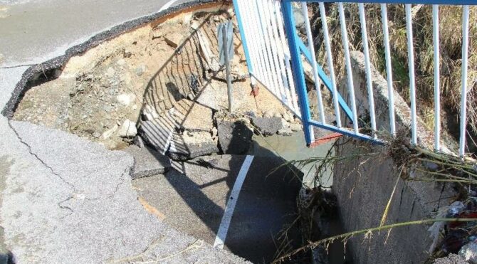 Hatay’da aşırı yağışta köprü çöktü