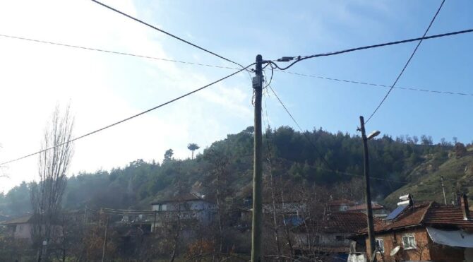 Hırsızlar bir köyü internetsiz bıraktı