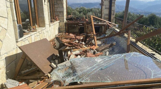 Hortum restoranın çatısını yerle bir etti