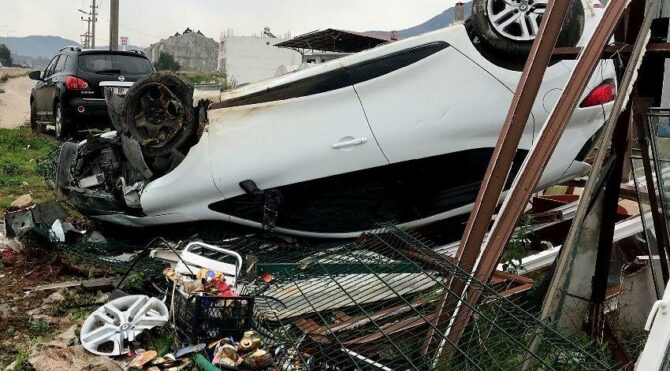 Hurdaya dönen otomobilden burnu bile kanamadan kurtuldu
