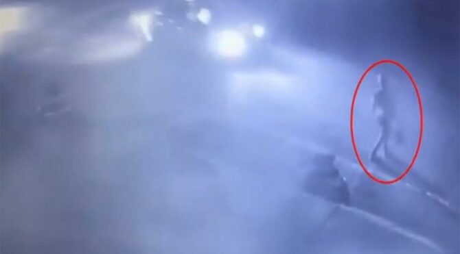 Husumet sebebiyle benzin döküp otomobili ateşe verdi