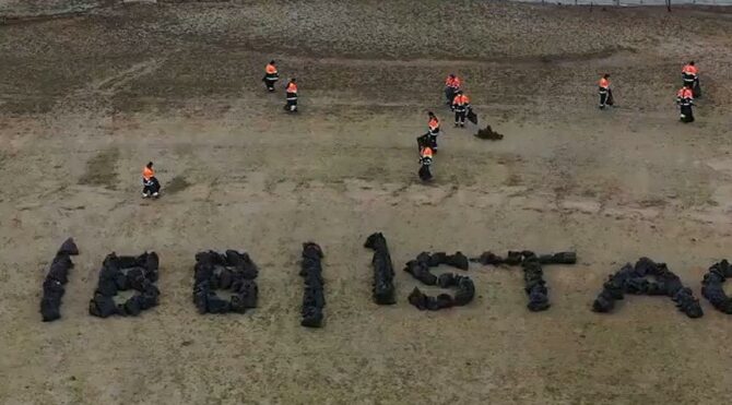 İBB, baraj havzalarından 40 ton çöp toplandı