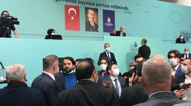 İBB Meclisi gergin başladı! CHP’li üyeler oturumu terk etti