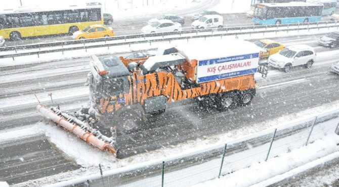 İBB, yarına kadar devam edecek kar yağışı için teyakkuzda