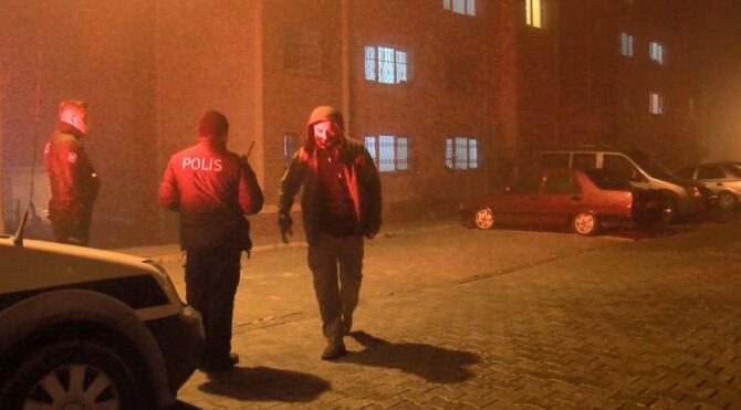 İki kişi boğazları kesilmiş halde evde ölü bulundu
