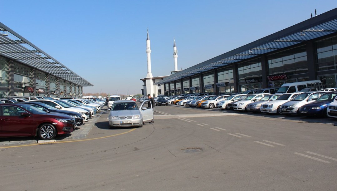 İkinci el otomobil fiyatlarında düşüş var mı? Araç almayı düşünenler ne yapmalı?