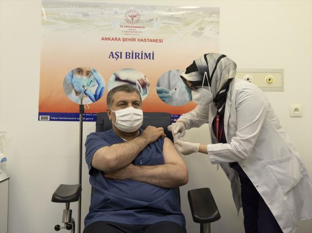 İlk koronavirüs aşısını yaptıran Sağlık Bakanı Koca'dan açıklama: Önümüzdeki günlerin aydınlık olacağına inanıyorum