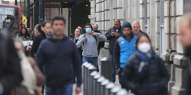 İngiltere’de son 24 saatte koronavirüsten bin 820 ölüm
