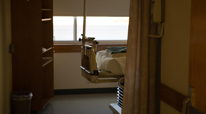 İran'da son 24 saatte COVID-19'dan 87 kişi hayatını kaybetti