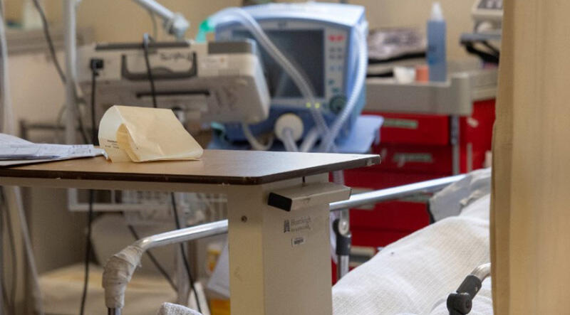 İran'da son 24 saatte COVID-19'dan 98 kişi hayatını kaybetti