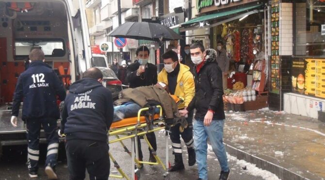 İstanbul’da başına buz düşen turist hastaneye kaldırıldı