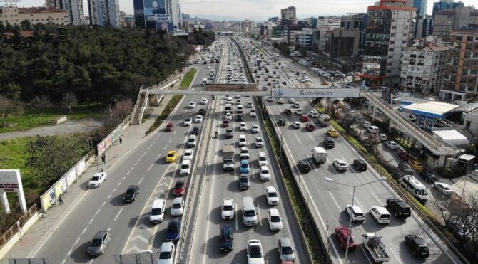 İstanbul’da hafta sonu kısıtlaması öncesi trafik erken saatlerde başladı