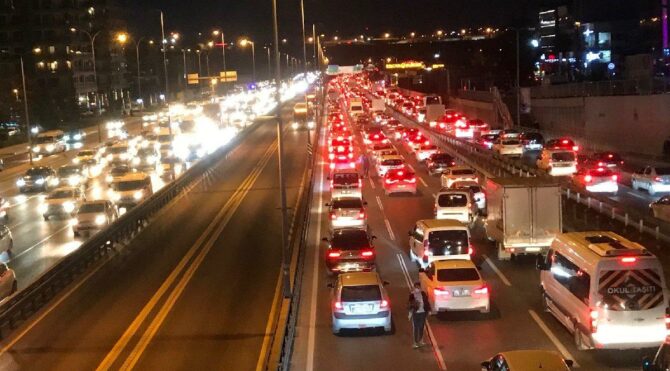 İstanbul’da karantina yasağı öncesi trafik yoğunluğu