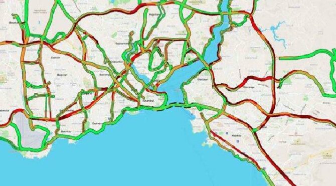İstanbul’da öğle saatlerinde şaşırtan trafik yoğunluğu