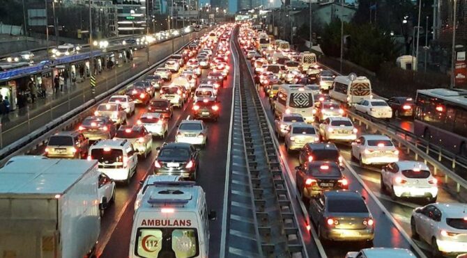 İstanbul’da trafik durma noktasına geldi