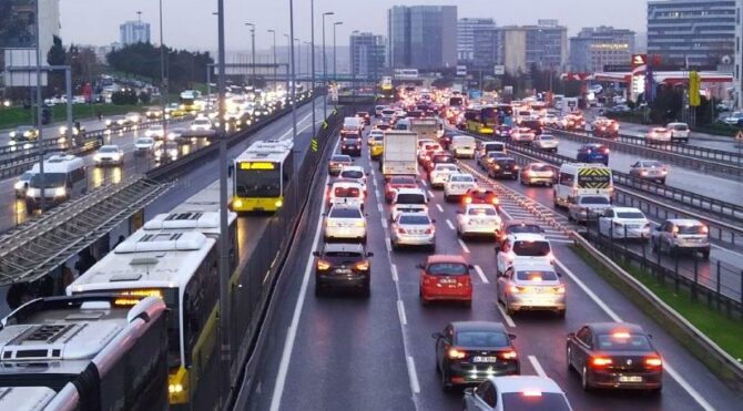 İstanbul’da yağmur ve mesai sonrası trafik yoğunluğu