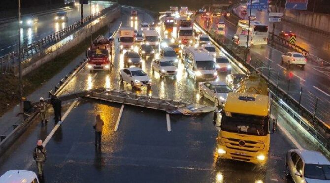 İstanbul’da yön tabelası devrildi: Trafik kilitlendi