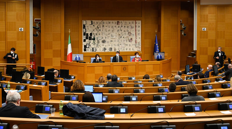 İtalya'da eski başbakanın partisi koalisyondan çekildi, siyasi kriz çıktı