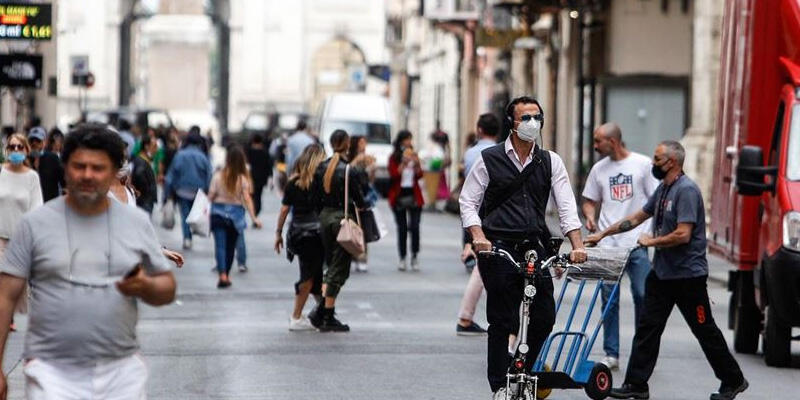 İtalya'da son 24 saatte 348 kişi Kovid-19'dan öldü