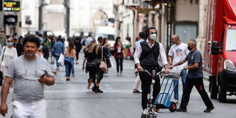 İtalya'da son 24 saatte Kovid-19'dan 421 kişi hayatını kaybetti