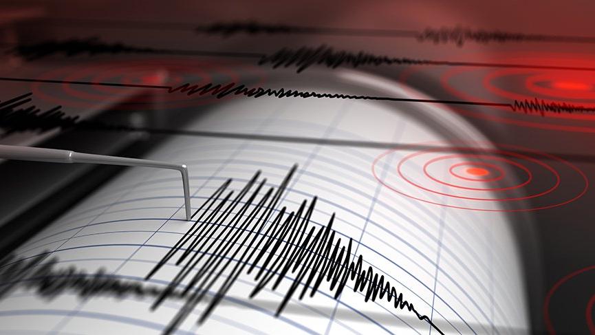İzmir'de gece saatlerinde deprem paniği