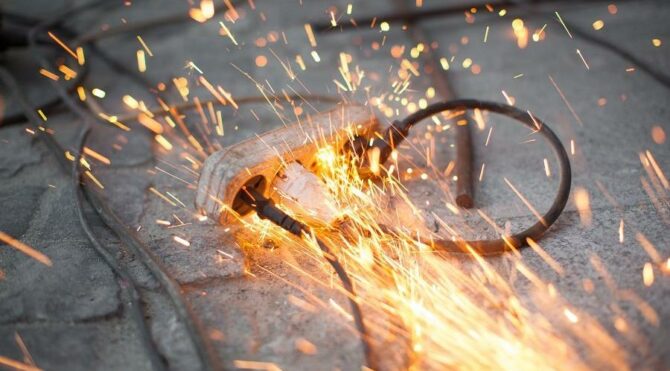 Kablo hırsızlığı yaparken akıma kapılarak öldü