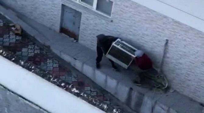 Kağıt toplayıcı kılığındaki hırsızlar klimanın dış ünitesini böyle çaldı