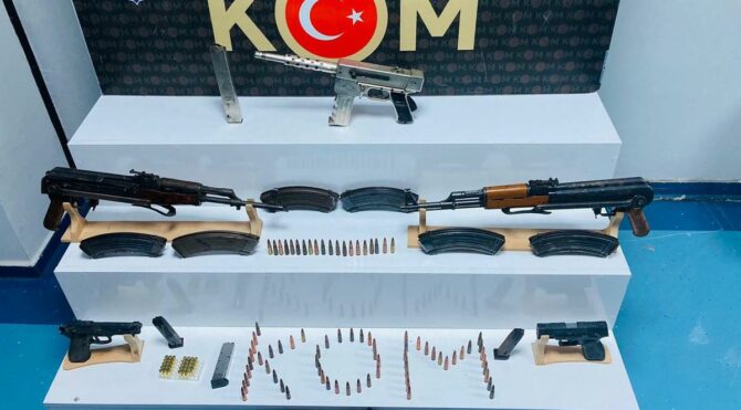 Kalaşnikofla haraç isteyen zanlının evi cephanelik gibi