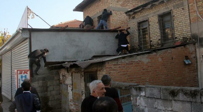 Kalaşnikoflu, çelik yelekli şahıslara film gibi takip