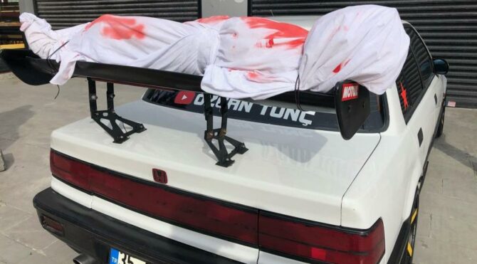 Kanlı, kefenli modifiye araç polisi harekete geçirdi