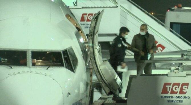 Kapı açılınca şoke oldu: Uçakta iner inmez yakalandı