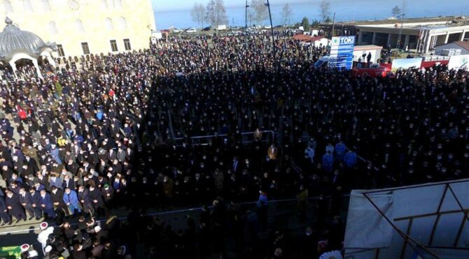 Karadeniz’in tanınan hocasının cenazesinde izdiham! Corona salgınını kimse umursamadı!
