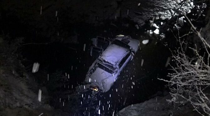 Karda kayan kamyonet dereye yuvarlandı: 6 yaralı 