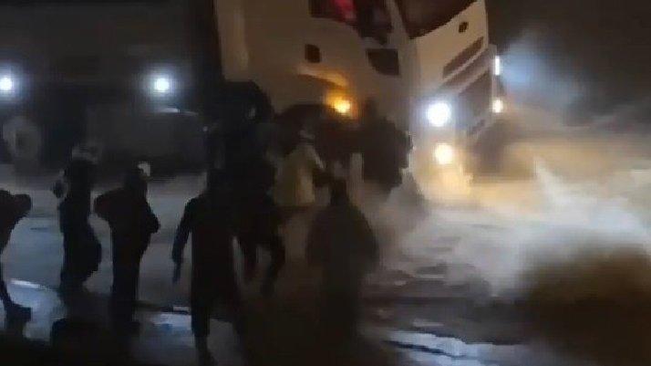 İzmir'de korku dolu anlar: Sele kapılan kadını böyle kurtardılar