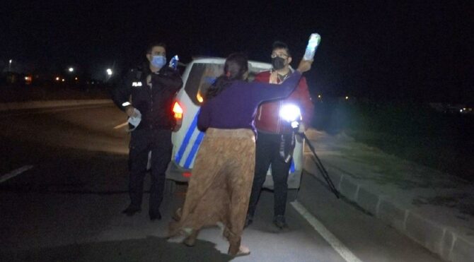 Kaza yapan kadın, gazetecilere saldırdı