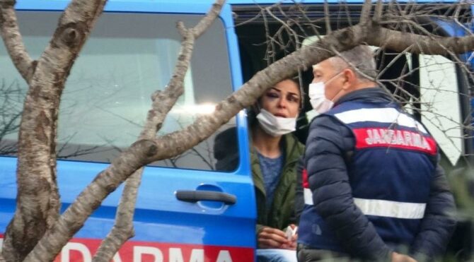 Kelepçe takıp çıplak halde döven kocasını öldürdü