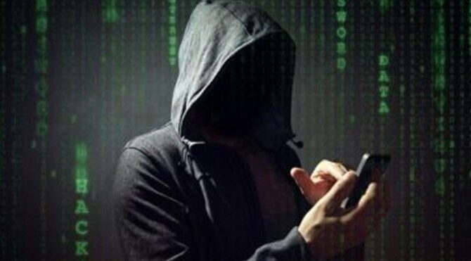 Kendini polis alarak tanıtıp yaşlı kadının 70 bin lira parasını aldılar