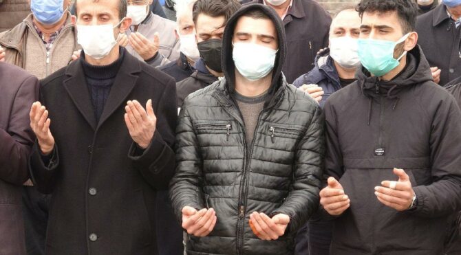 Kendisini birliğine teslim ettikten sonra kazada ölen ailesini toprağa verdi