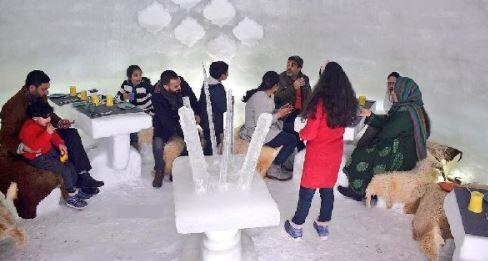 Keşmir'deki ilk iglo kafeye yoğun ilgi: Filtre kahve 366 TL