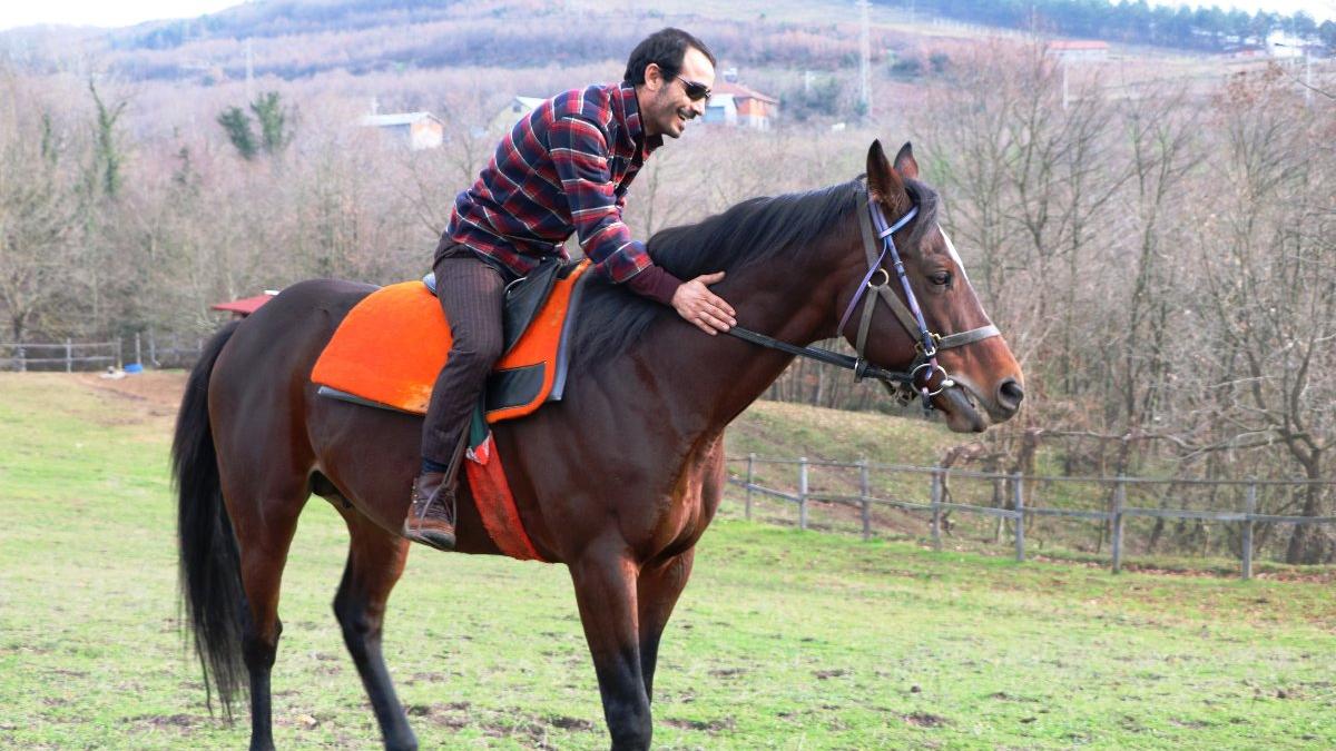 Kırbaç vurmadan yarış kazanan jokey: Atların yıllarca canını acıtmışız