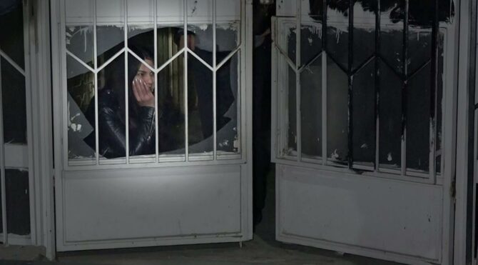 Kırık camdan bakıp yardım isteyecek birilerini aradı