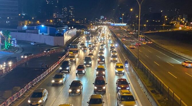 Kısıtlamanın ardından Kadıköy’de trafik yoğunluğu