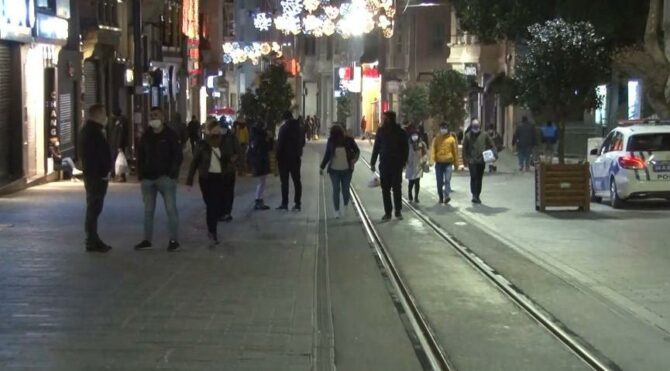 Kısıtlamanın başlamasıyla İstiklal Caddesi turistlere kaldı