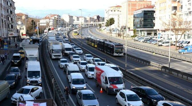 Kısıtlamaya rağmen D-100’de şaşırtan trafik