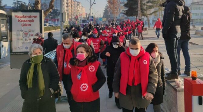 Kod 29’la kovulan işçiler fabrikaya yürüdü