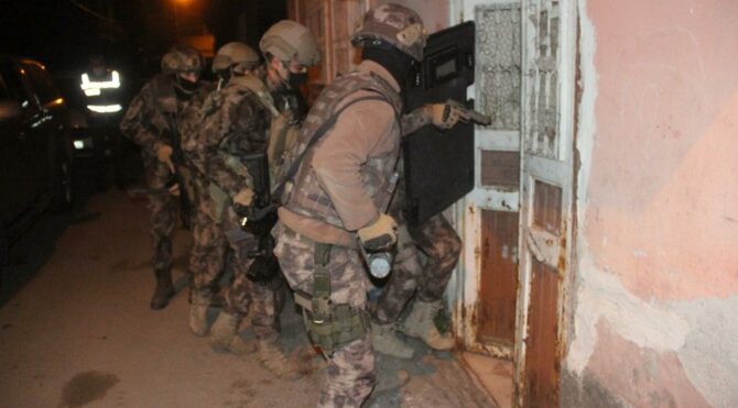 Komiserli, polisli suç örgütü darphane gibi para basmış